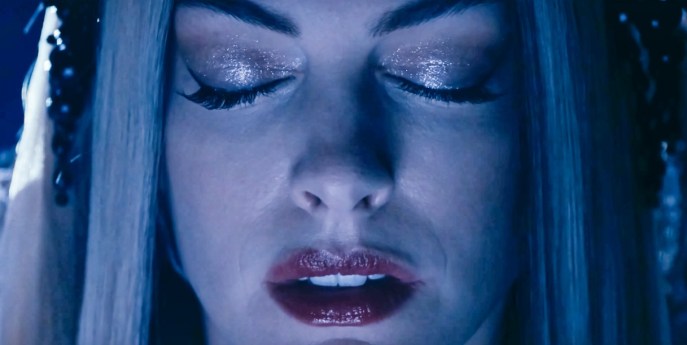 Anne Hathaway bionda e irriconoscibile per "Mother Mary", la scintillante metamorfosi in popstar