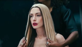 Anne Hathaway bionda e irriconoscibile per “Mother Mary”, la scintillante metamorfosi in popstar