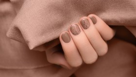 Le Bambi Nails sono la manicure più tenera della primavera 2026: le beauty inspo da provare