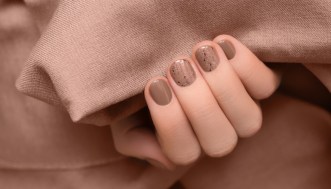 La rivoluzione che arriva da Seoul: il fondotinta bianco che si adatta al tuo colore e regala una pelle di porcellana