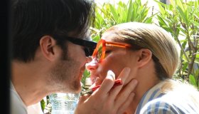 Michelle Hunziker chic per la fuga romantica con Giulio Berruti: baci e carezze sul lago di Como
