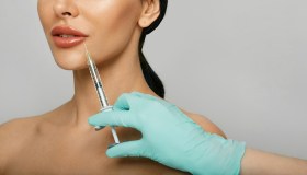 Anti-age, dai filler al botulino, boom delle “iniezioni”: i dermatologi richiamano alla sicurezza