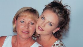 Charlize Theron, che ringrazia sua madre: “Per salvarci uccise mio padre”