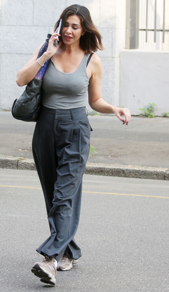 Canotta e pantaloni morbidi per Belen Rodriguez