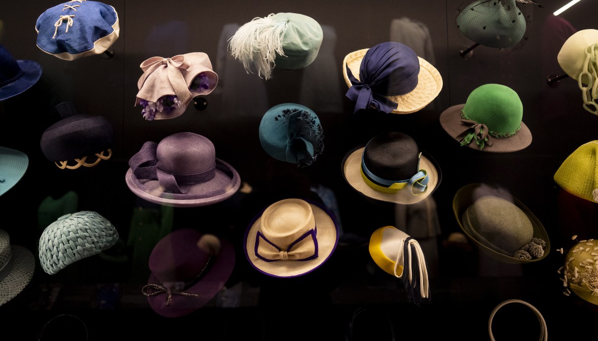 Alcuni cappelli della Regina Elisabetta esposti alla King's Gallery di Buckingham Palace
