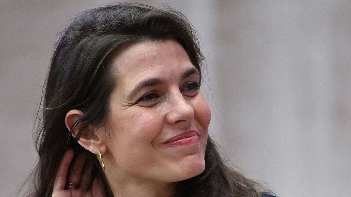 Charlotte Casiraghi senza trucco e perfetta in giacca e camicia: il look chic senza sforzo