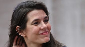 Charlotte Casiraghi senza trucco e perfetta in giacca e camicia: il look chic senza sforzo