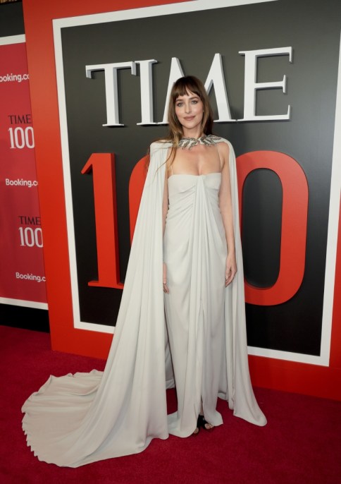 Dakota Johnson e Hailey Bieber dominano in grigio al Time 100 Gala 2026: look a confronto