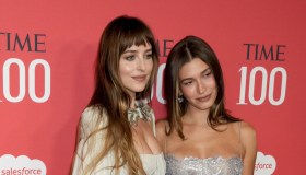 Dakota Johnson e Hailey Bieber dominano in grigio al Time 100 Gala 2026: look a confronto