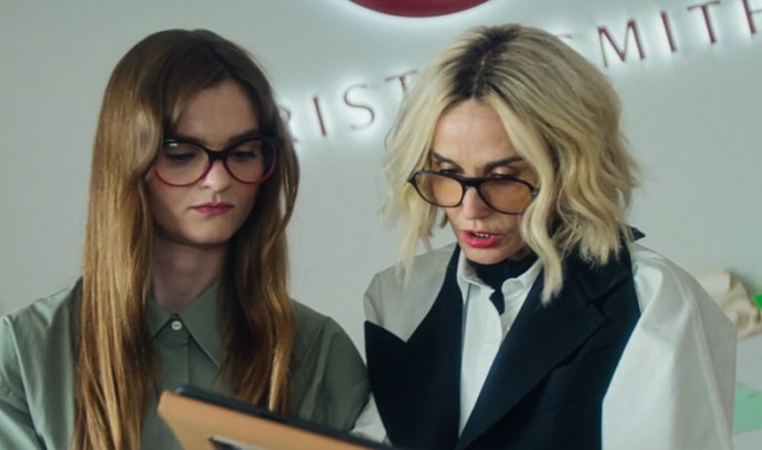 Demi Moore diventa una bionda esperta di moda in "I Love Boosters": il look che non ti aspetti