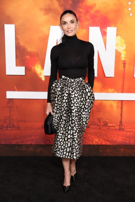 Demi Moore, il tocco animalier conquista (anche con i capelli fuori posto)