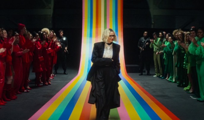 Demi Moore diventa una bionda esperta di moda in "I Love Boosters": il look che non ti aspetti