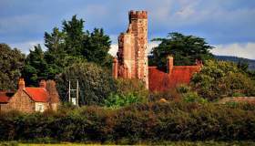 La casa legata alla storia di Enrico VIII d’Inghilterra in vendita: il castello in giardino e il prezzo straordinario