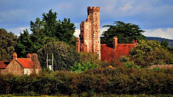 La casa legata alla storia di Enrico VIII d’Inghilterra in vendita: il castello in giardino e il prezzo straordinario