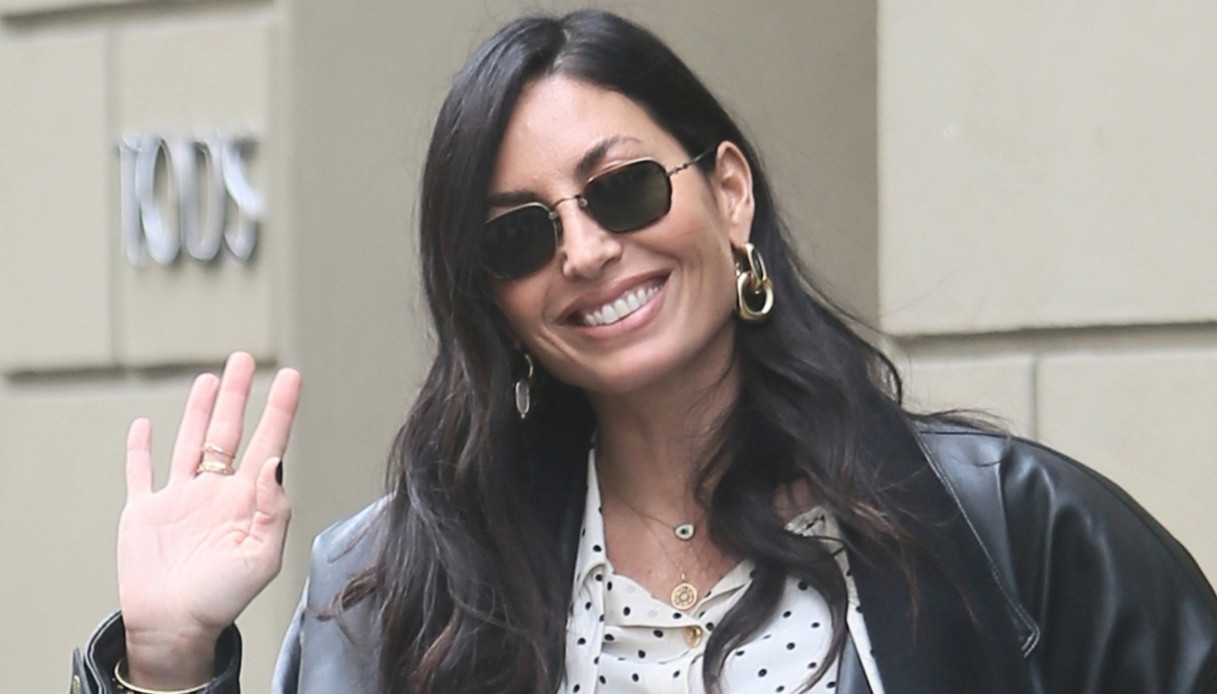 Elisabetta Gregoraci, mini dress a pois e giacca in pelle