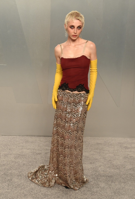 Emma Chamberlain con guanti gialli