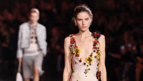 Sul nuovo volto audace dei fiori per la primavera 2026, che secondo l’haute couture si portano addosso