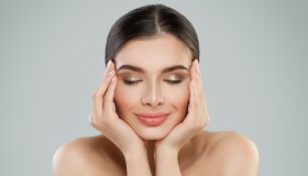 La primavera 2026 è cangiante: gli ombretti shimmer sono il must da avere a ogni costo