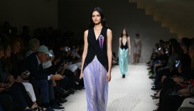 Sul ritorno in scena degli harem pants (o pantaloni di Aladino): come si indossano nella primavera 2026