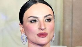 T-Shirt vintage e minigonna: il look di Arisa è la combo low cost ed effortless di questa primavera