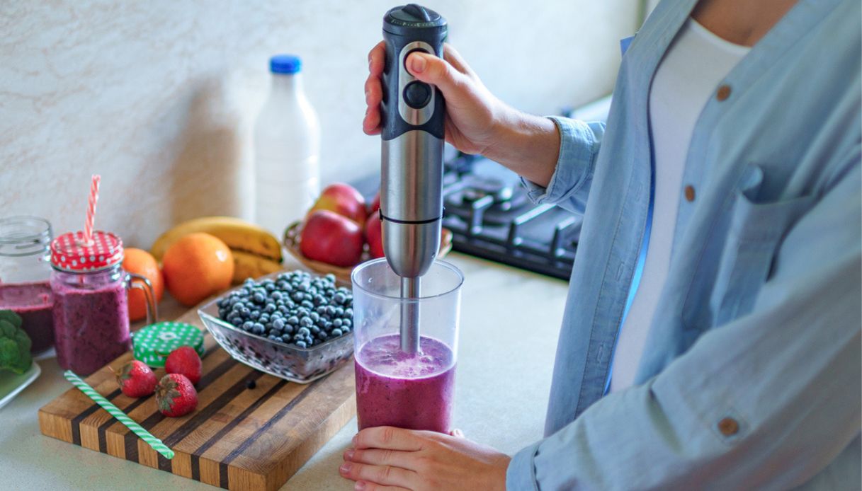 Frulla, trita e impasta: abbiamo trovato il minipimer che fa tutto da solo (e ora costa pochissimo)