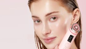 Il massaggiatore viso coreano, che fa la glass skin in 2 minuti, è ancora in cima alle classifiche di vendita. E ora è al prezzo più basso di sempre