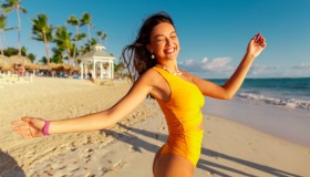 Hai già voglia d’estate? Indossala con questo profumo iconico che sa di vacanze e crema solare