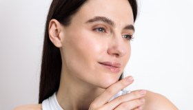 Anti età e anti macchie, il siero viso all’acido ialuronico che combatte i segni dell’età è il mai più senza della skincare over 40