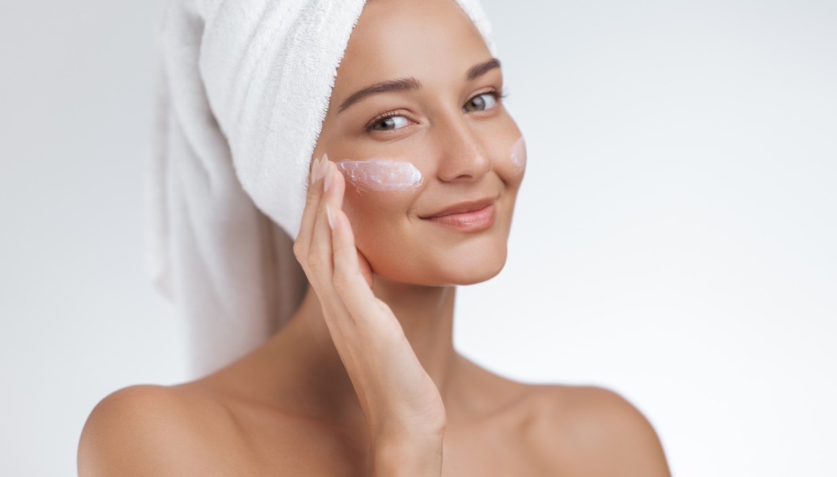 Il trattamento fotoprotettivo che contrasta l’invecchiamento e i danni del sole, da usare a ogni età