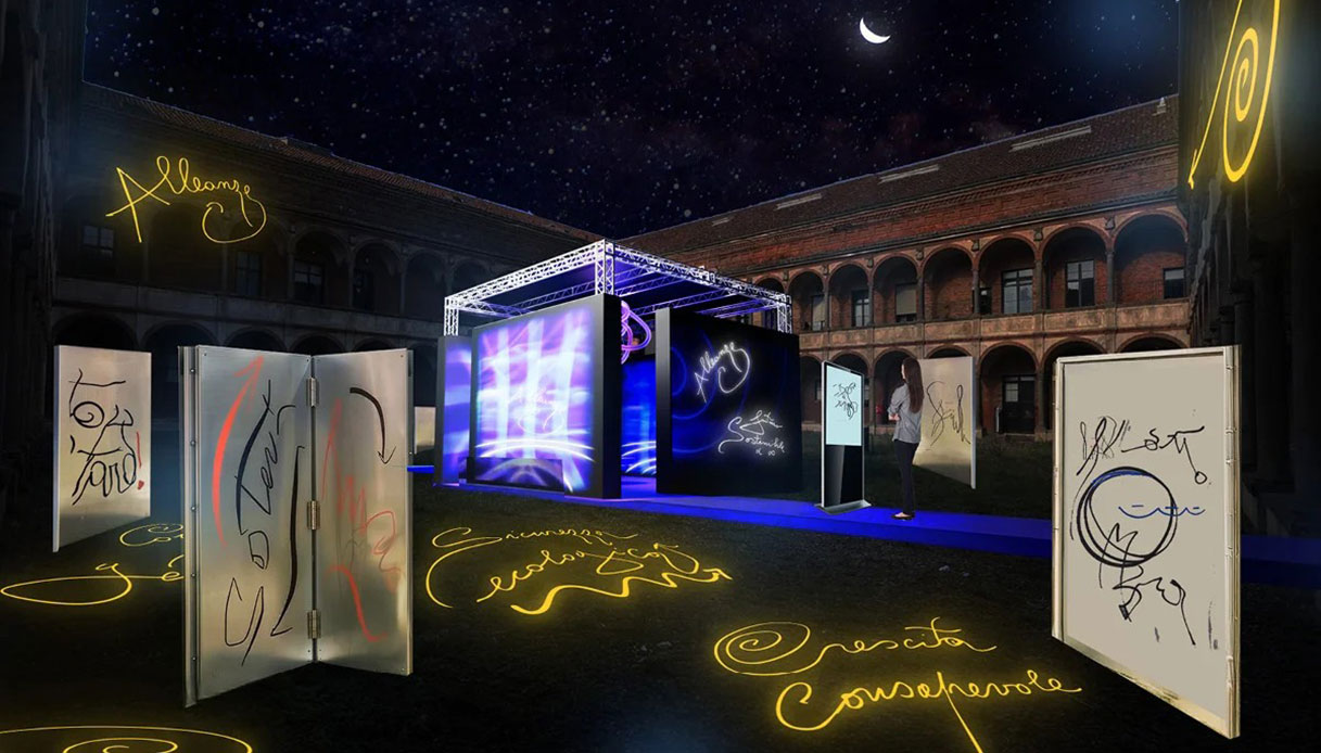 Rendering notturno dell'installazione Infinity-Design della mente nel cortile dell'Universit&agrave; Statale con struttura luminosa blu, pannelli con scritte calligrafiche e parole proiettate sul suolo