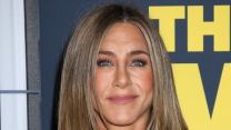 Jennifer Aniston svela l’accessorio must have che protegge dal sole: il cappello da pescatore. 10 modi per indossarlo già in primavera