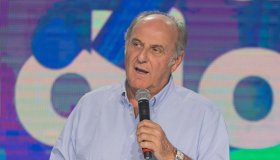 La Ruota della Fortuna, nuovo premio in gara: Samira Lui fa un regalo a Gerry Scotti