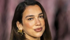 Dua Lipa, la sua camicia bianca con maniche a sbuffo è un omaggio agli anni ’80. Ed è la nuova ossessione fashion della primavera