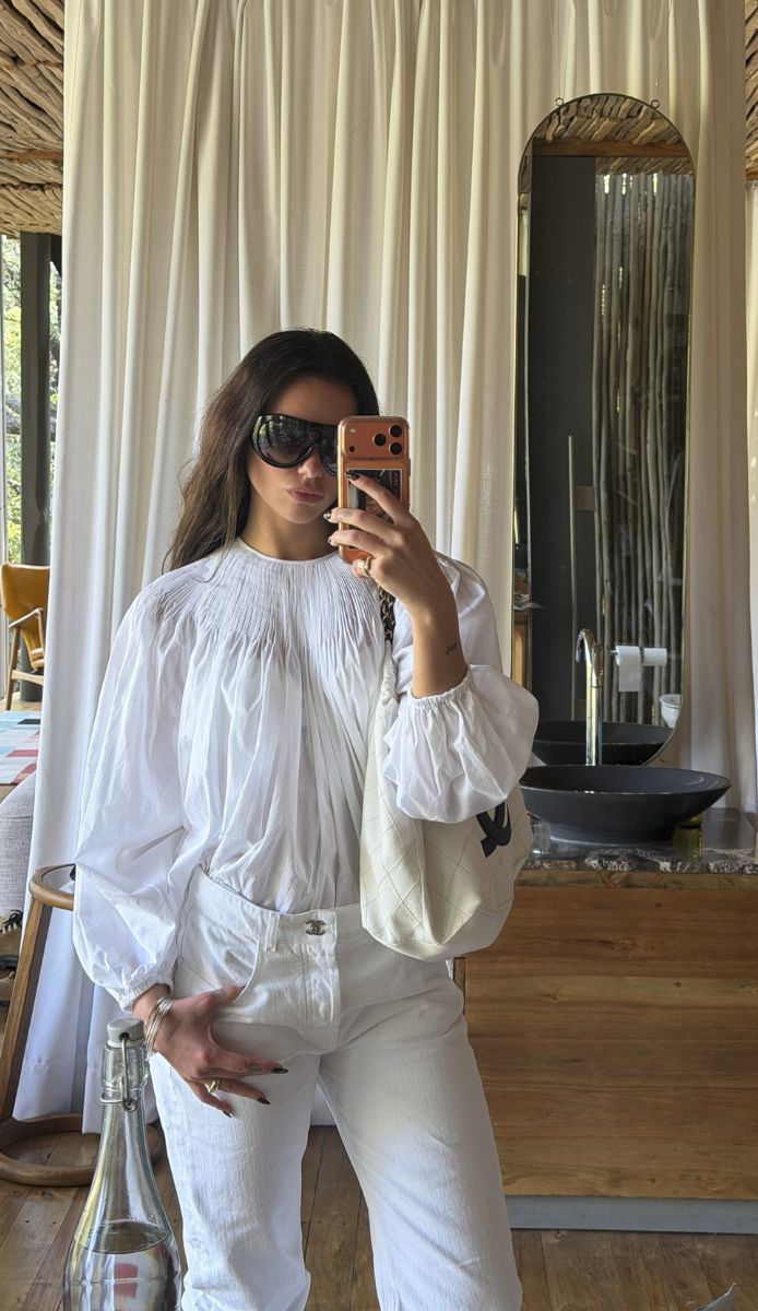 La camicia bianca di Dua Lipa