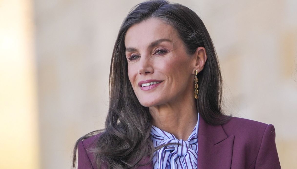 La camicia col fiocco di Letizia di Spagna