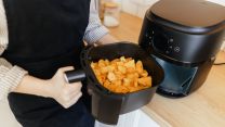 Questa è la friggitrice ad aria più economica del momento: cucina per 8 persone, non ingombra e ti fa pure l’arrosto