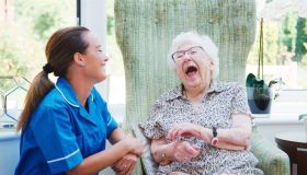 Longevità, la mappa delle Blue zones: dove vivono i centenari e i loro “segreti”