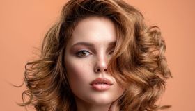 Cambiare colore di capelli (senza rovinarli) non è mai stato così facile: le migliori maschere da provare ora