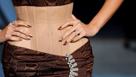 Ecco come realizzare il trend del momento, le unghie Coca Zero, la manicure più frizzante della primavera