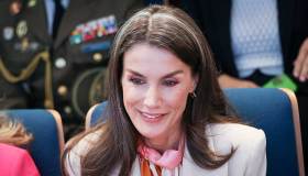 Capelli bianchi ma curati, come Letizia di Spagna