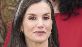 Letizia di Spagna raggiante, torna la camicia a righe: il look che celebra la gioia per la figlia