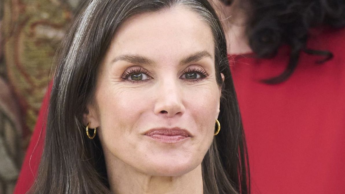 Letizia di Spagna raggiante, torna la camicia a righe: il look che celebra la gioia per la figlia