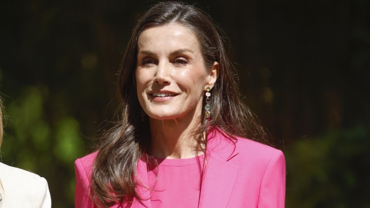 Letizia di Spagna, il ritorno del tailleur pantalone rosa shocking
