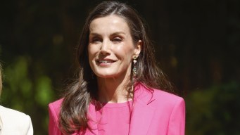 Letizia di Spagna, il ritorno del tailleur pantalone rosa shocking