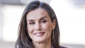 Letizia di Spagna, rivisita la camicia col fiocco: stupenda