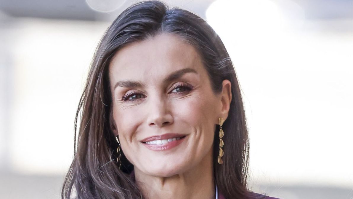 Letizia di Spagna, rivisita la camicia col fiocco: stupenda