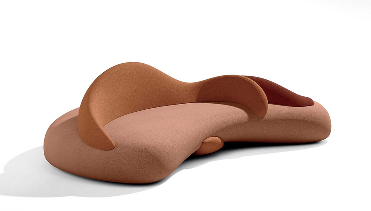 Divano outdoor Loop di Elena Salmistraro per Ethimo con forme scultoree organiche in materiale terracotta su sfondo bianco