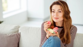 Non è fame: i 6 segnali che stai mangiando per stress