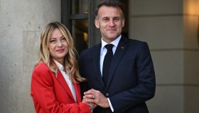 Giorgia Meloni a Parigi, baci e abbracci con Macron