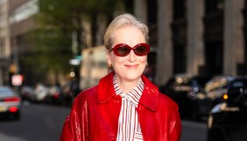 Meryl Streep, il trench in vinile rosso che anticipa il power dressing ne Il Diavolo Veste Prada 2